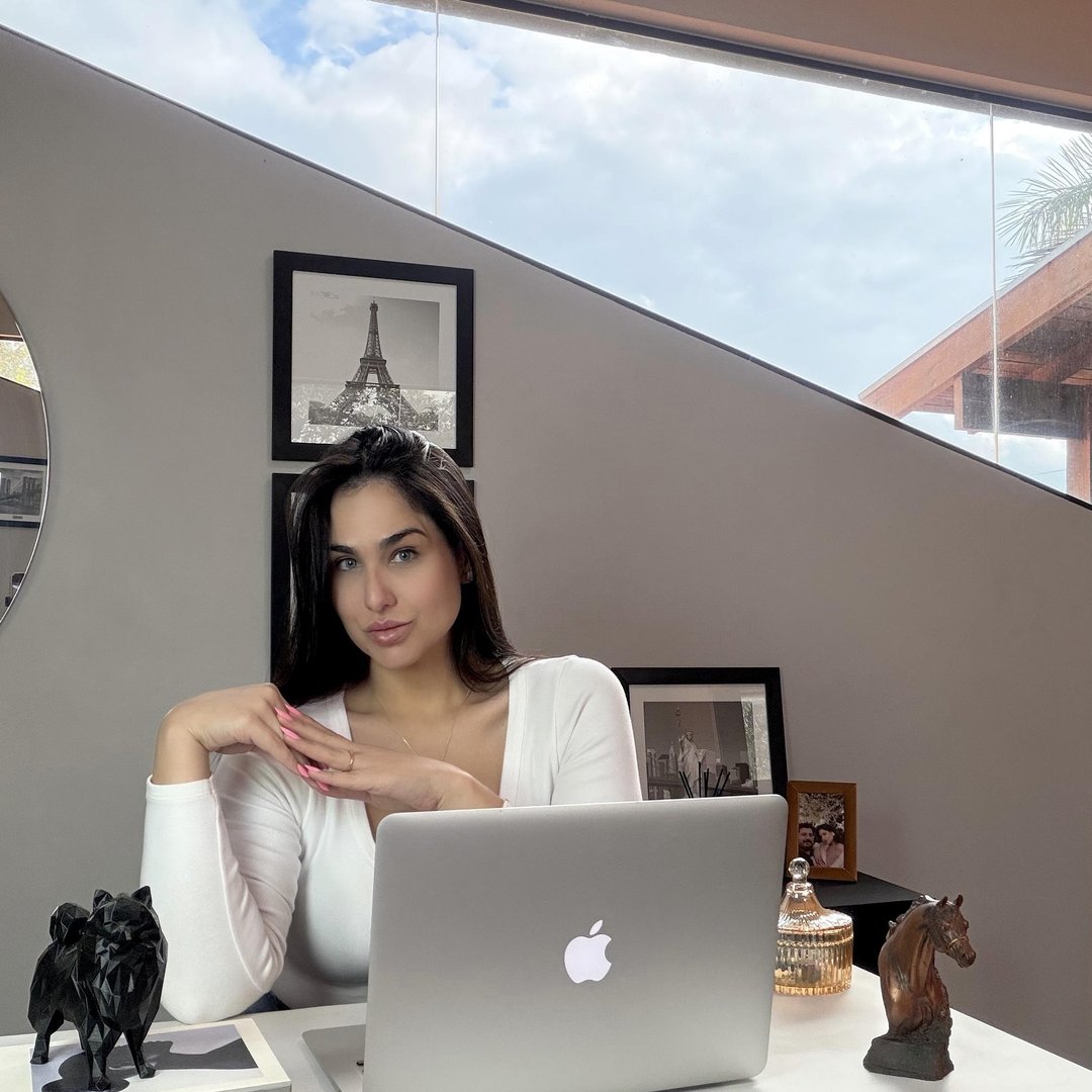 Isadora F., Beauty creator from Brazil