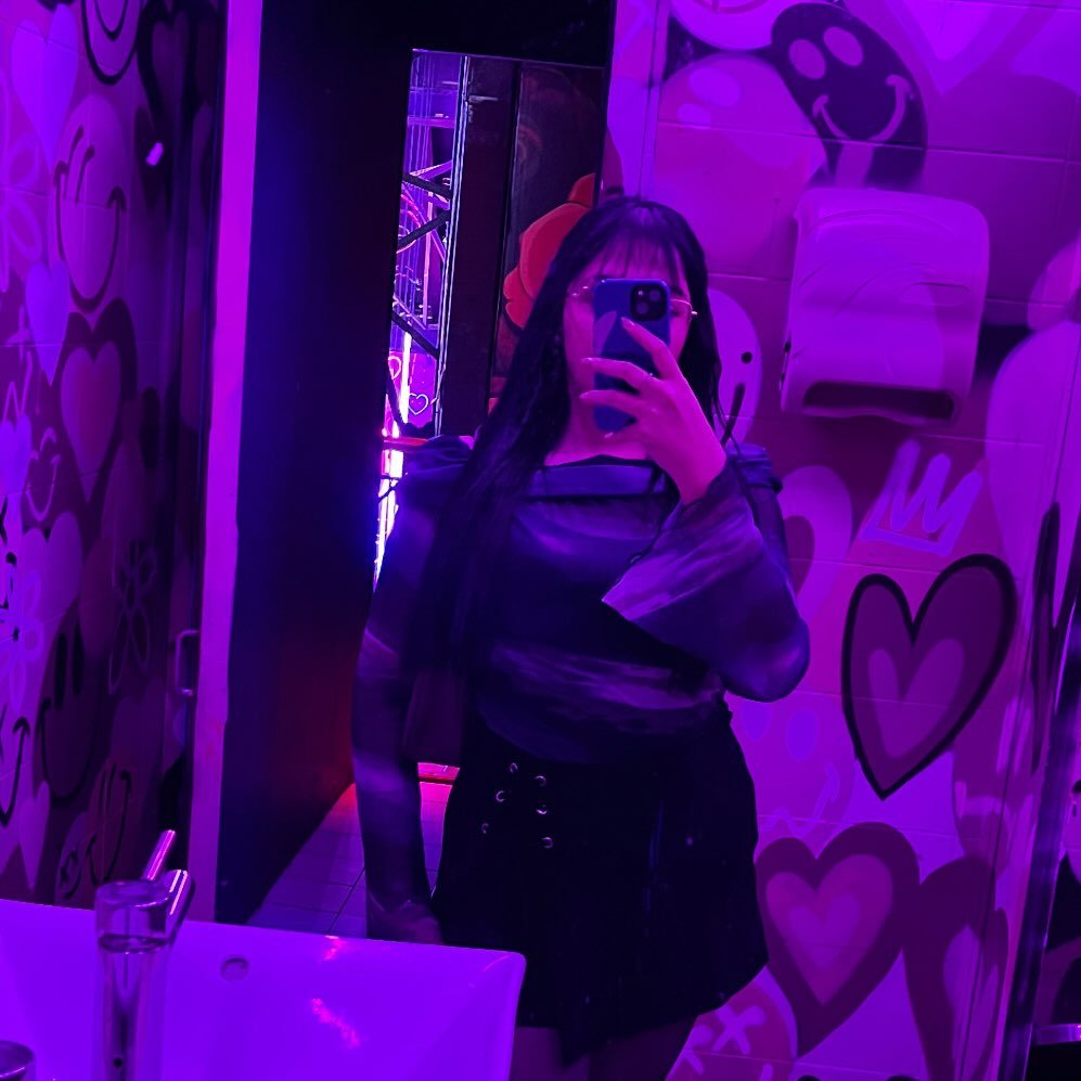 Almendra R., Beauty creator from Chile